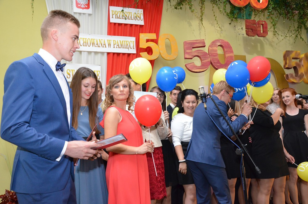 Zespół Szkół Techniczych świętuje 50-lecie. Był tort, wspólna piosenka i pamiątkowy dąb