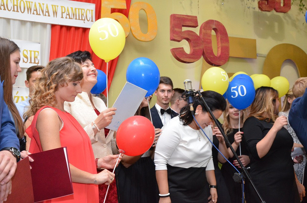 Zespół Szkół Techniczych świętuje 50-lecie. Był tort, wspólna piosenka i pamiątkowy dąb