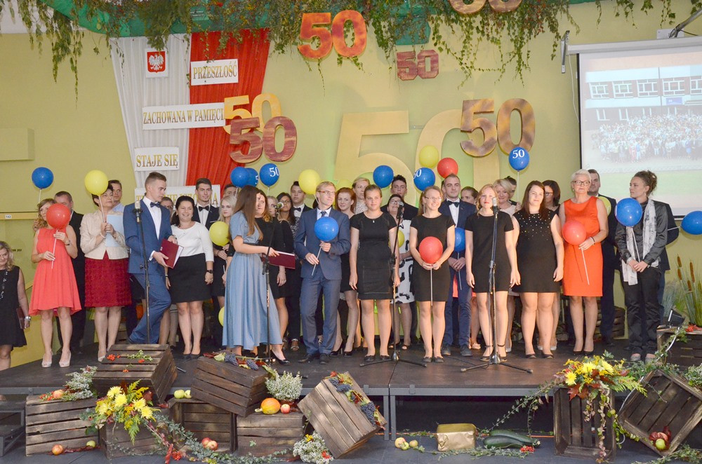 Zespół Szkół Techniczych świętuje 50-lecie. Był tort, wspólna piosenka i pamiątkowy dąb