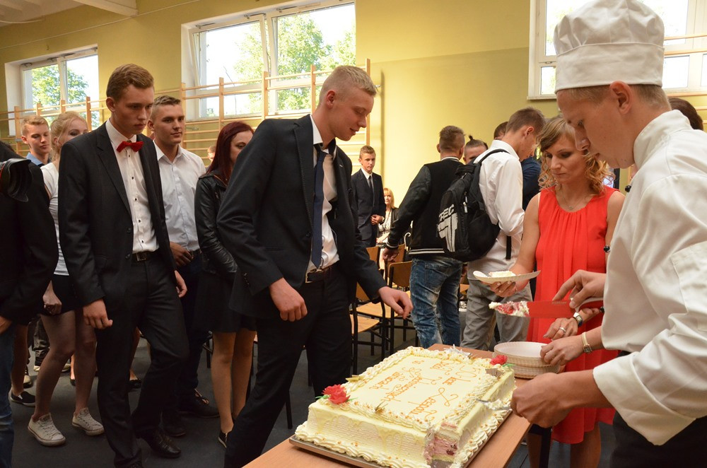 Zespół Szkół Techniczych świętuje 50-lecie. Był tort, wspólna piosenka i pamiątkowy dąb