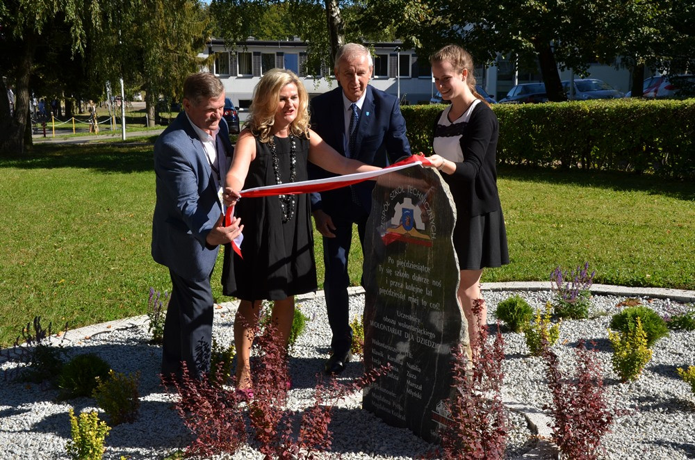 Zespół Szkół Techniczych świętuje 50-lecie. Był tort, wspólna piosenka i pamiątkowy dąb