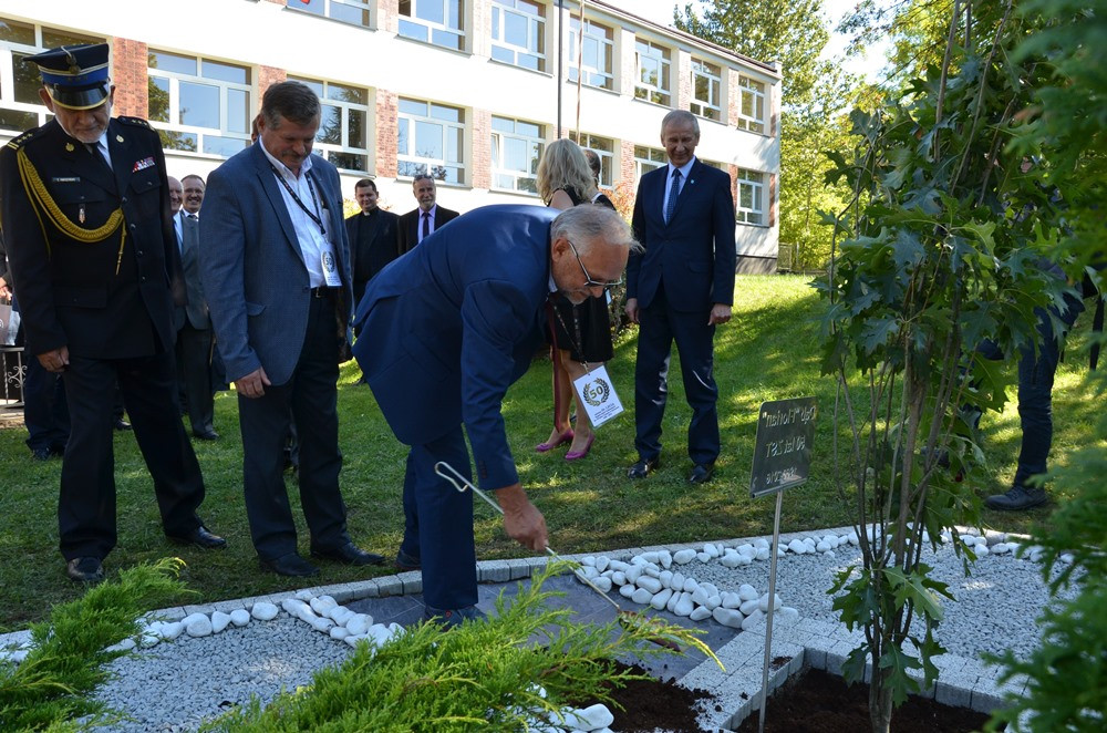 Zespół Szkół Techniczych świętuje 50-lecie. Był tort, wspólna piosenka i pamiątkowy dąb