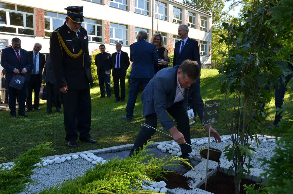 Zespół Szkół Techniczych świętuje 50-lecie. Był tort, wspólna piosenka i pamiątkowy dąb