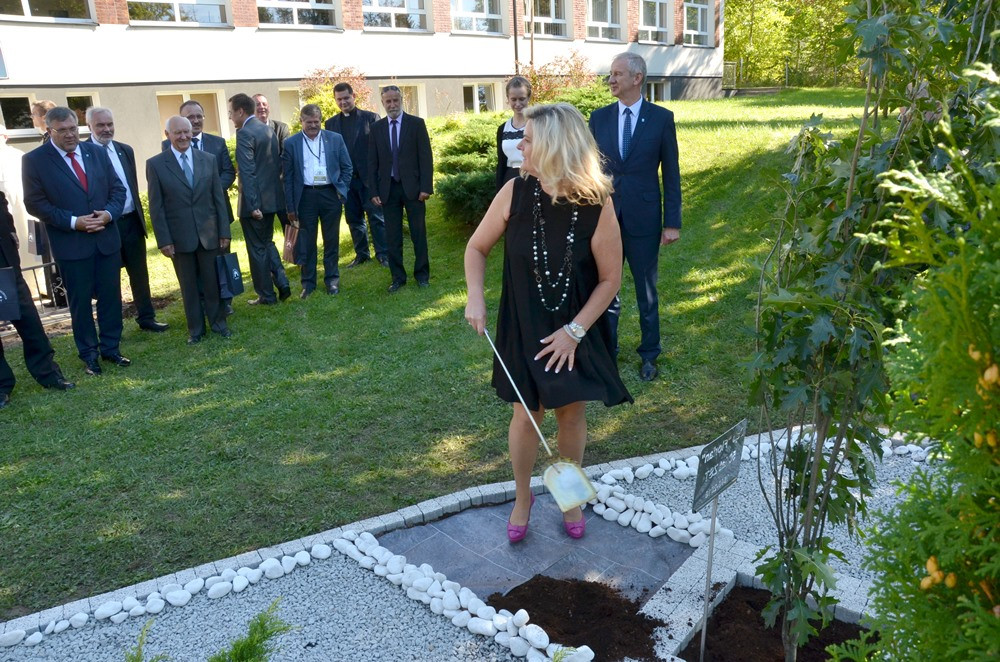 Zespół Szkół Techniczych świętuje 50-lecie. Był tort, wspólna piosenka i pamiątkowy dąb