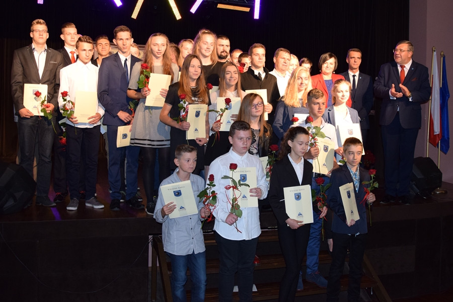 Kartuzy. Stypendia dla sportowców i uczniów ze świetnymi wynikami w nauce