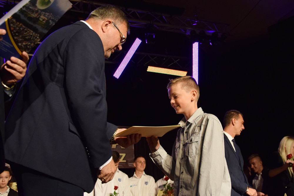 Kartuzy. Stypendia dla sportowców i uczniów ze świetnymi wynikami w nauce