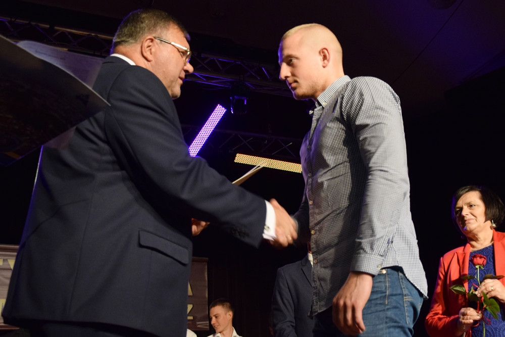 Kartuzy. Stypendia dla sportowców i uczniów ze świetnymi wynikami w nauce