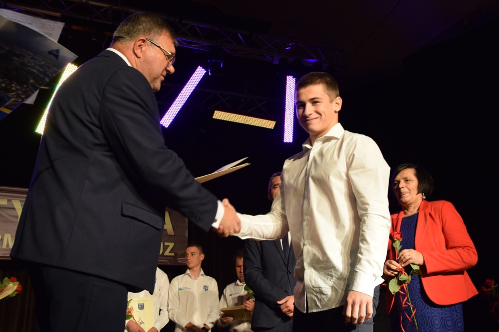 Kartuzy. Stypendia dla sportowców i uczniów ze świetnymi wynikami w nauce