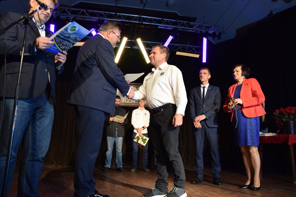 Kartuzy. Stypendia dla sportowców i uczniów ze świetnymi wynikami w nauce