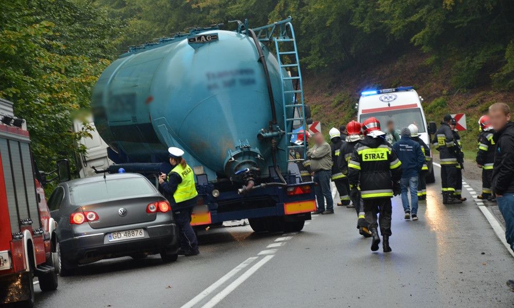 Wieżyca. Pięć osób poszkodowanych w zderzeniu trzech aut