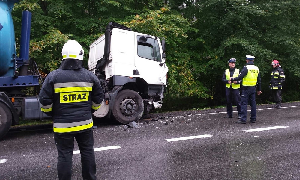 Wieżyca. Pięć osób poszkodowanych w zderzeniu trzech aut