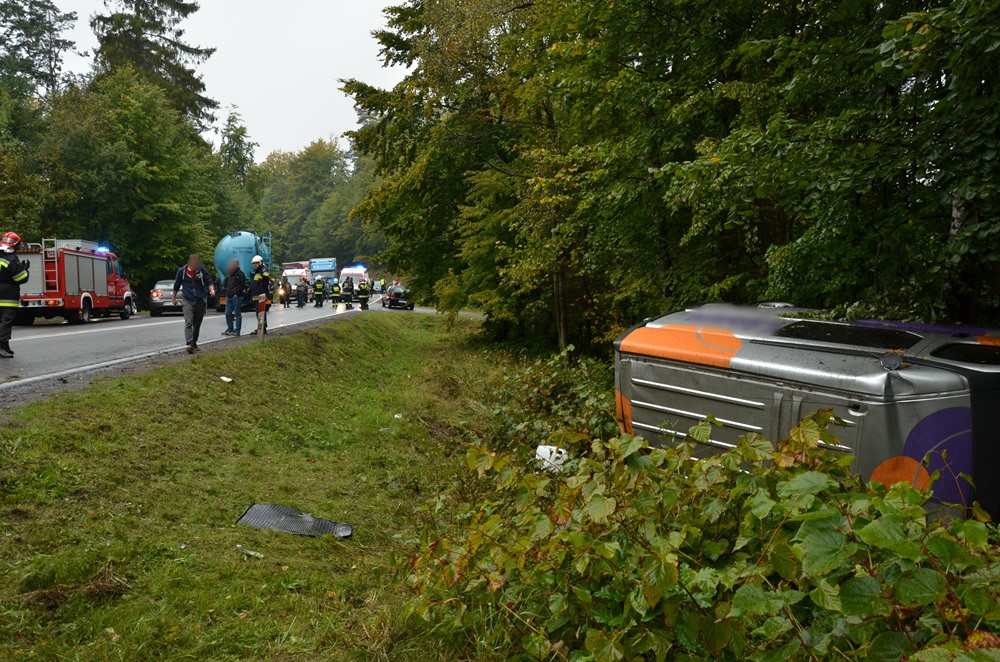 Wieżyca. Pięć osób poszkodowanych w zderzeniu trzech aut