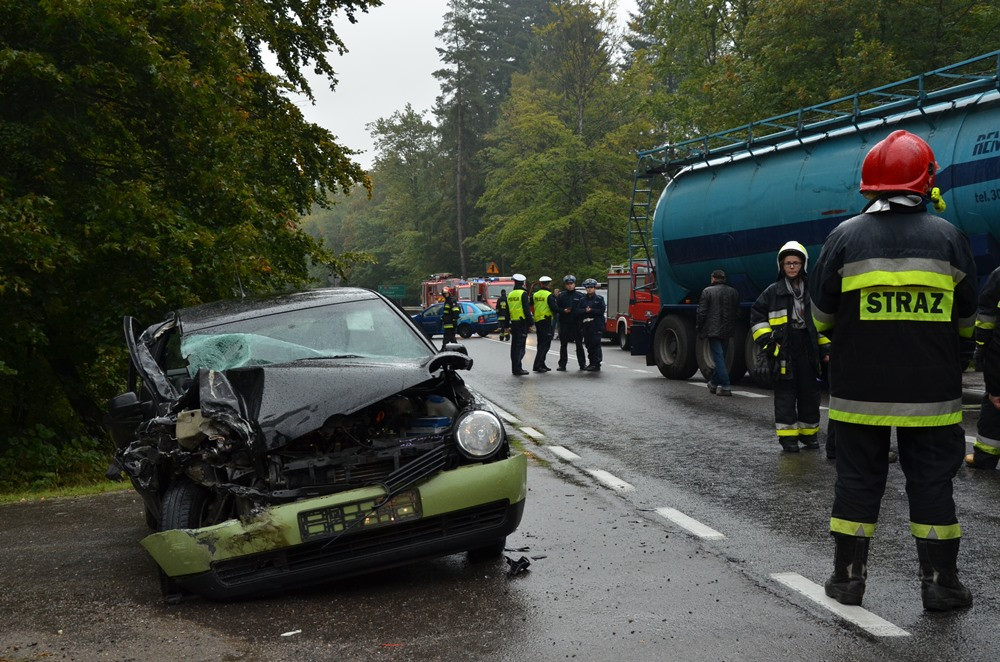 Wieżyca. Pięć osób poszkodowanych w zderzeniu trzech aut
