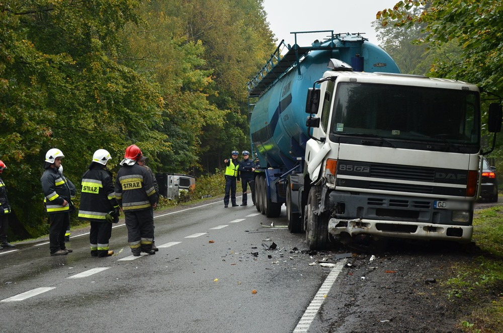 Wieżyca. Pięć osób poszkodowanych w zderzeniu trzech aut