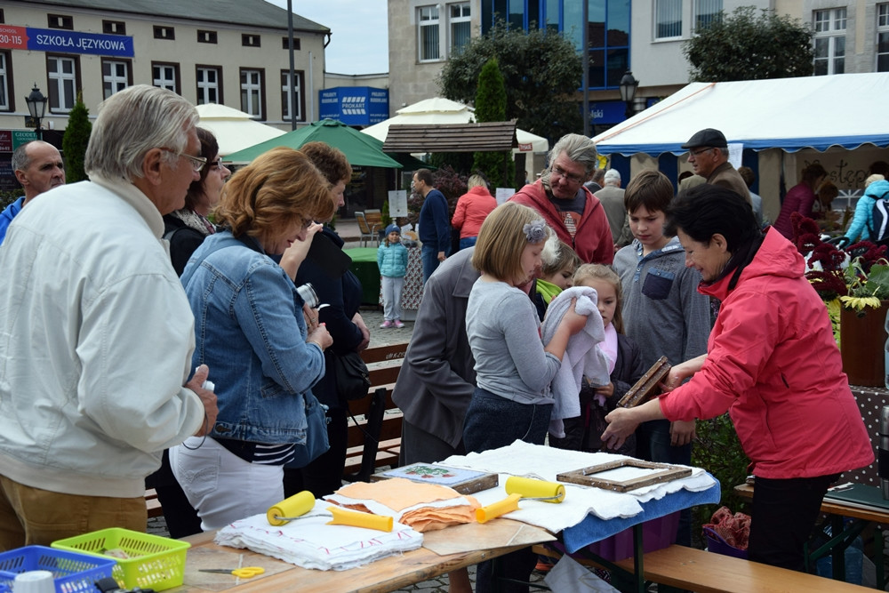 Kartuzy. Targ Produktów Ekologicznych. Sprzedawano miody, sery, warzywa, lokalne specjały