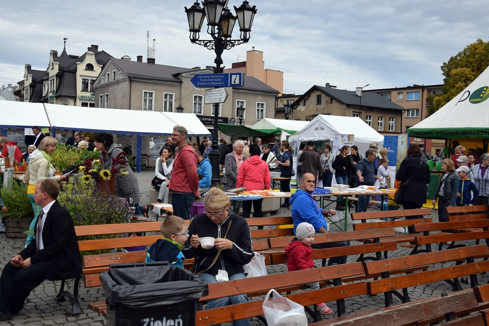 Kartuzy. Targ Produktów Ekologicznych. Sprzedawano miody, sery, warzywa, lokalne specjały