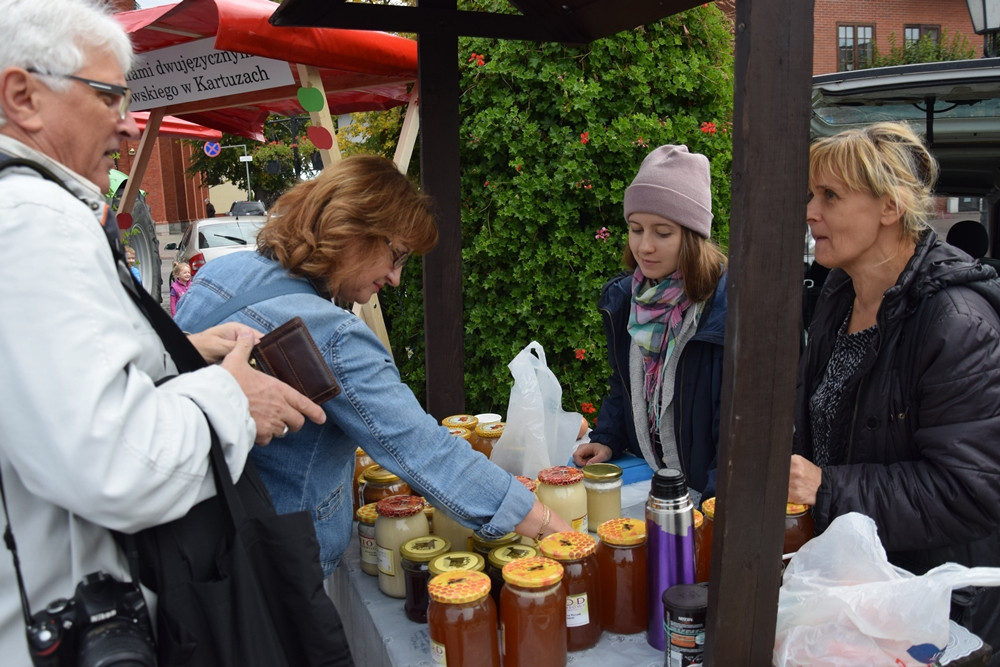 Kartuzy. Targ Produktów Ekologicznych. Sprzedawano miody, sery, warzywa, lokalne specjały