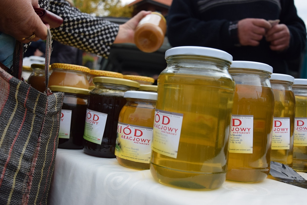 Kartuzy. Targ Produktów Ekologicznych. Sprzedawano miody, sery, warzywa, lokalne specjały