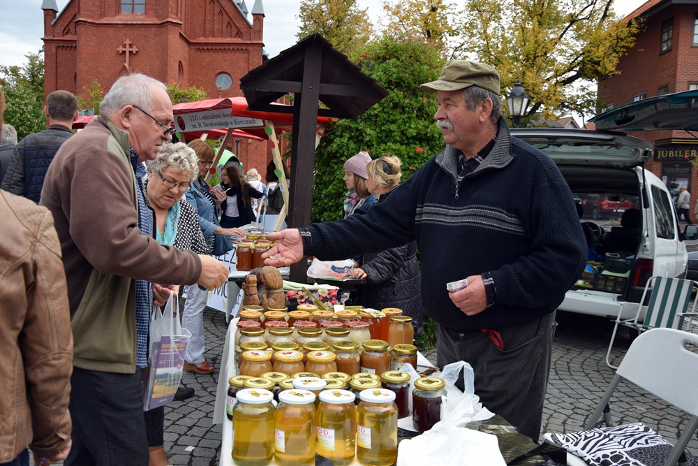 Kartuzy. Targ Produktów Ekologicznych. Sprzedawano miody, sery, warzywa, lokalne specjały