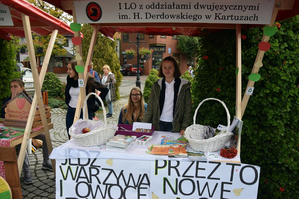 Kartuzy. Targ Produktów Ekologicznych. Sprzedawano miody, sery, warzywa, lokalne specjały