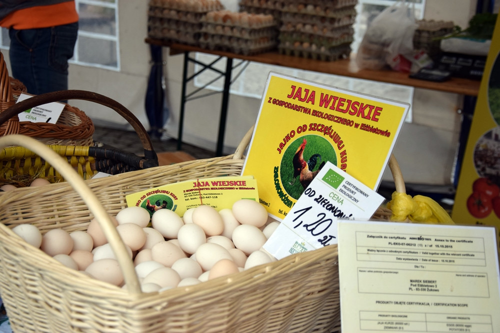 Kartuzy. Targ Produktów Ekologicznych. Sprzedawano miody, sery, warzywa, lokalne specjały