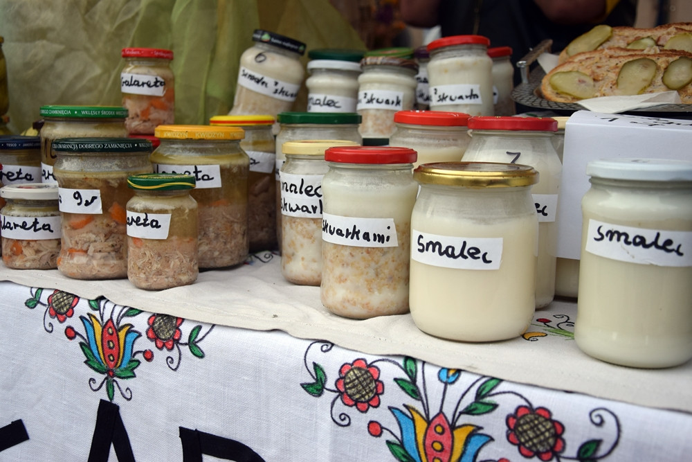 Kartuzy. Targ Produktów Ekologicznych. Sprzedawano miody, sery, warzywa, lokalne specjały