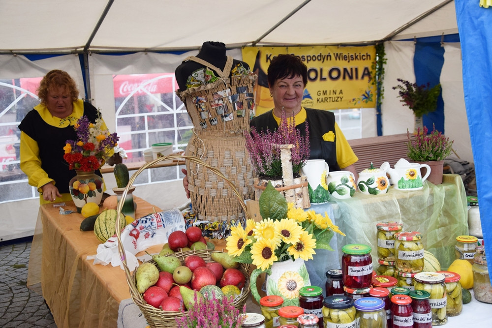 Kartuzy. Targ Produktów Ekologicznych. Sprzedawano miody, sery, warzywa, lokalne specjały