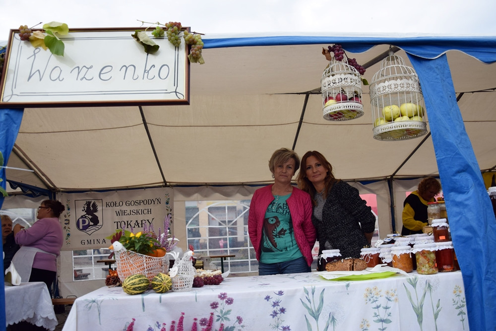 Kartuzy. Targ Produktów Ekologicznych. Sprzedawano miody, sery, warzywa, lokalne specjały