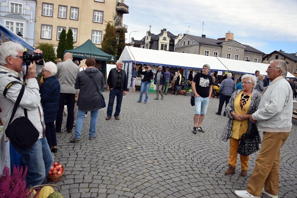 Kartuzy. Targ Produktów Ekologicznych. Sprzedawano miody, sery, warzywa, lokalne specjały