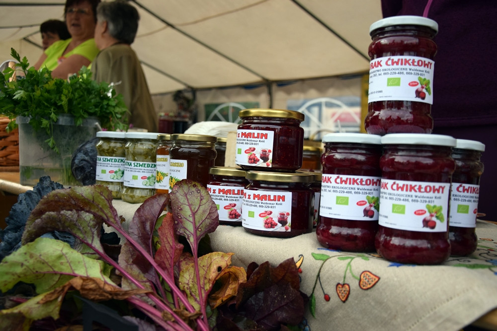 Kartuzy. Targ Produktów Ekologicznych. Sprzedawano miody, sery, warzywa, lokalne specjały