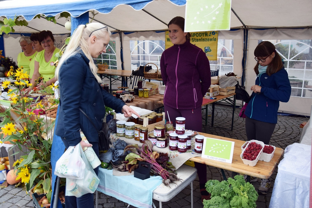 Kartuzy. Targ Produktów Ekologicznych. Sprzedawano miody, sery, warzywa, lokalne specjały