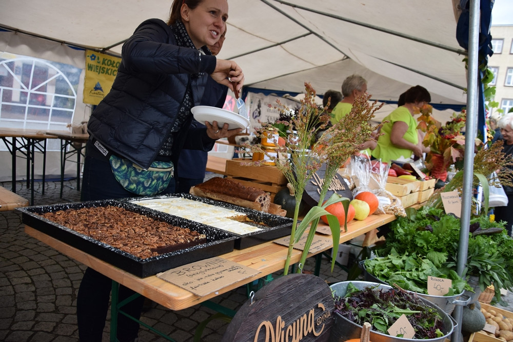 Kartuzy. Targ Produktów Ekologicznych. Sprzedawano miody, sery, warzywa, lokalne specjały