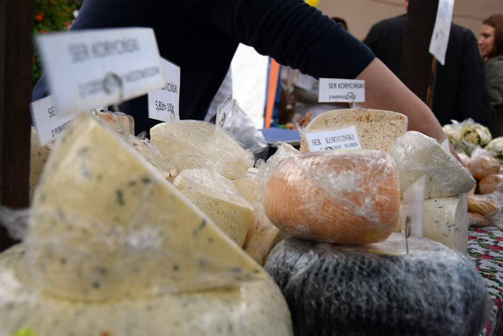 Kartuzy. Targ Produktów Ekologicznych. Sprzedawano miody, sery, warzywa, lokalne specjały