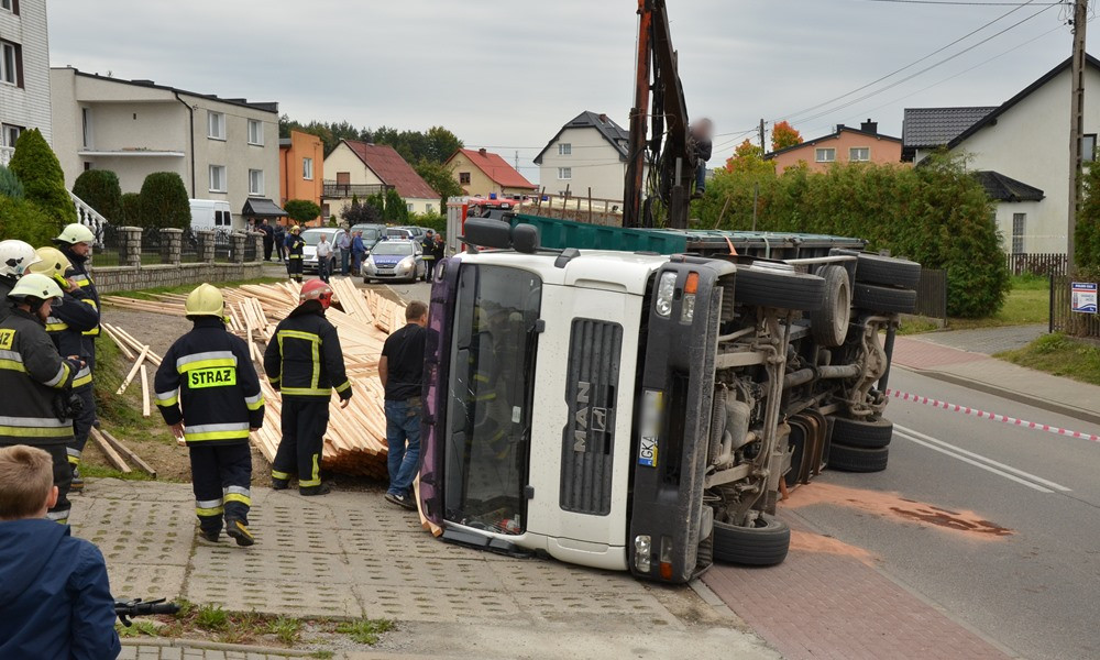 Sierakowice. Przewróciła się ciężarówka z drewnem. Na szczęście nikt nie ucierpiał