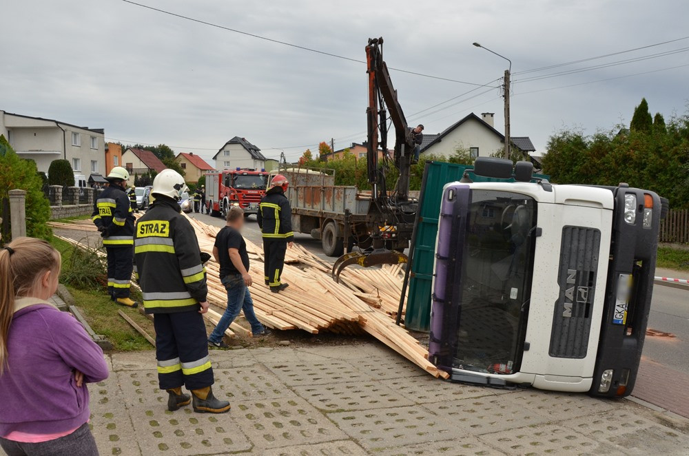 Sierakowice. Przewróciła się ciężarówka z drewnem. Na szczęście nikt nie ucierpiał
