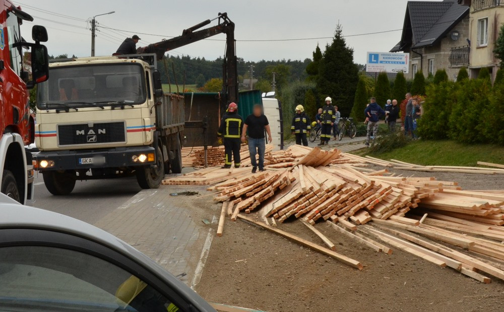 Sierakowice. Przewróciła się ciężarówka z drewnem. Na szczęście nikt nie ucierpiał