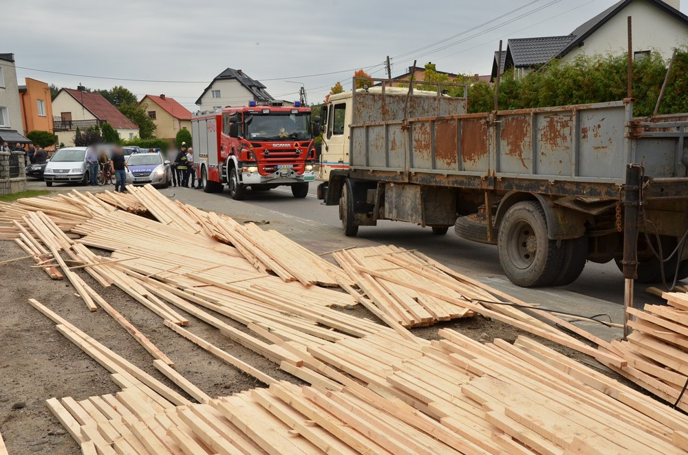 Sierakowice. Przewróciła się ciężarówka z drewnem. Na szczęście nikt nie ucierpiał
