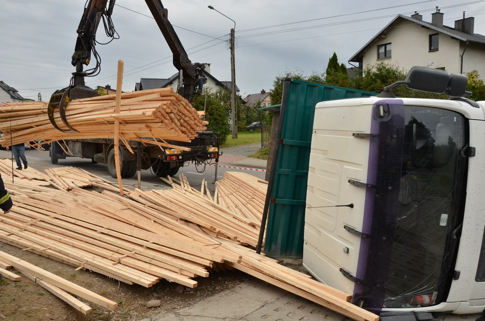 Sierakowice. Przewróciła się ciężarówka z drewnem. Na szczęście nikt nie ucierpiał