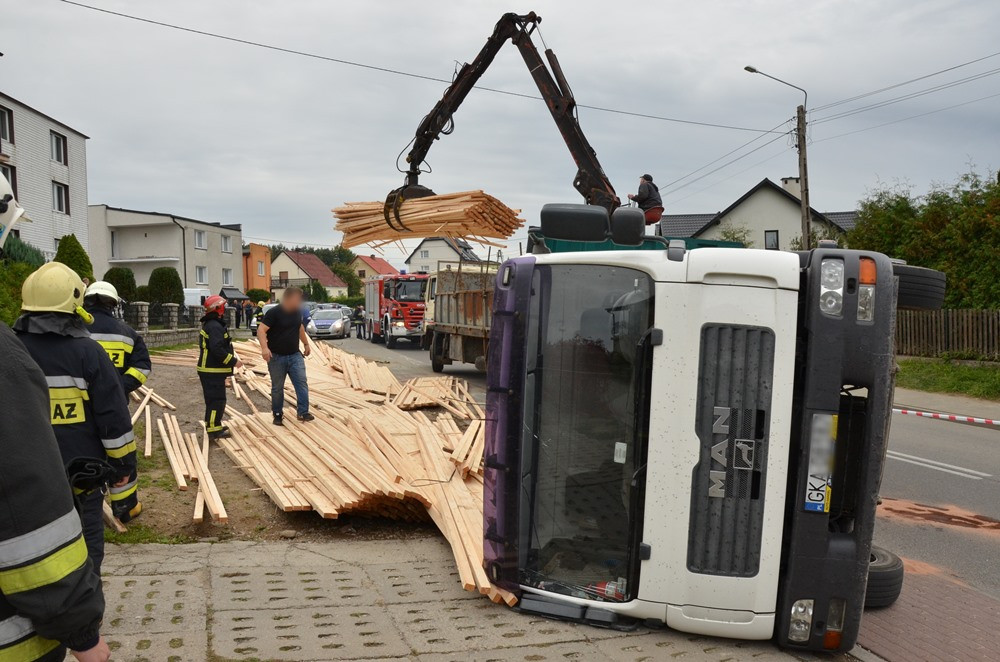 Sierakowice. Przewróciła się ciężarówka z drewnem. Na szczęście nikt nie ucierpiał