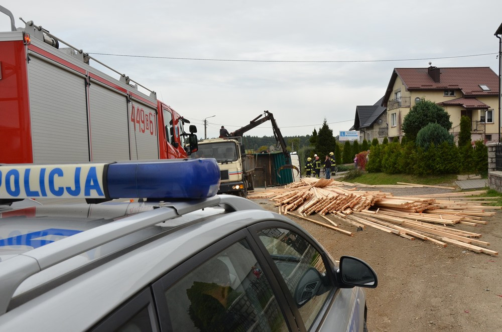 Sierakowice. Przewróciła się ciężarówka z drewnem. Na szczęście nikt nie ucierpiał