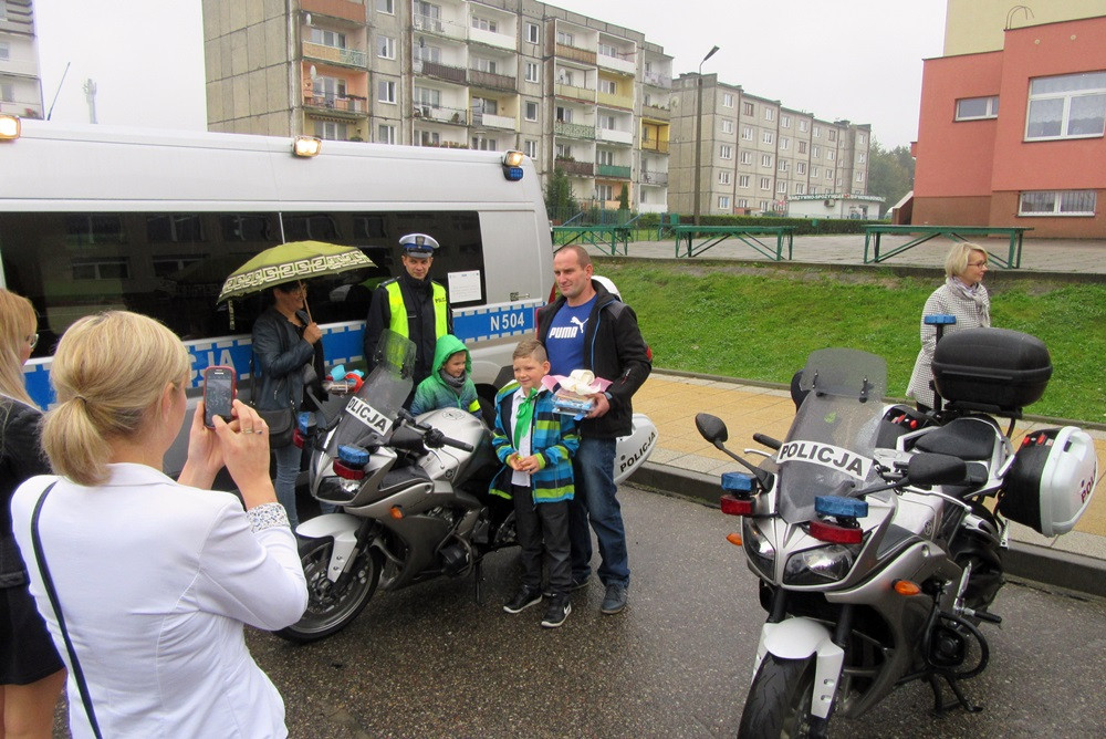 W SP nr 5 ślubowały pierwszaki, a policjanci z Gdańska i Kartuz wręczali im odblaski