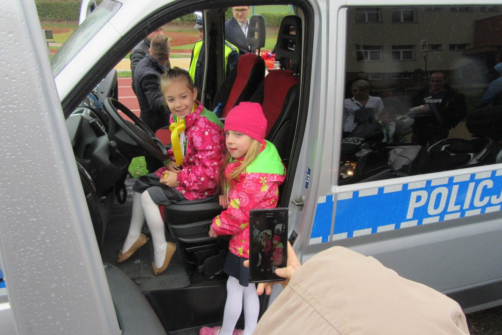 W SP nr 5 ślubowały pierwszaki, a policjanci z Gdańska i Kartuz wręczali im odblaski