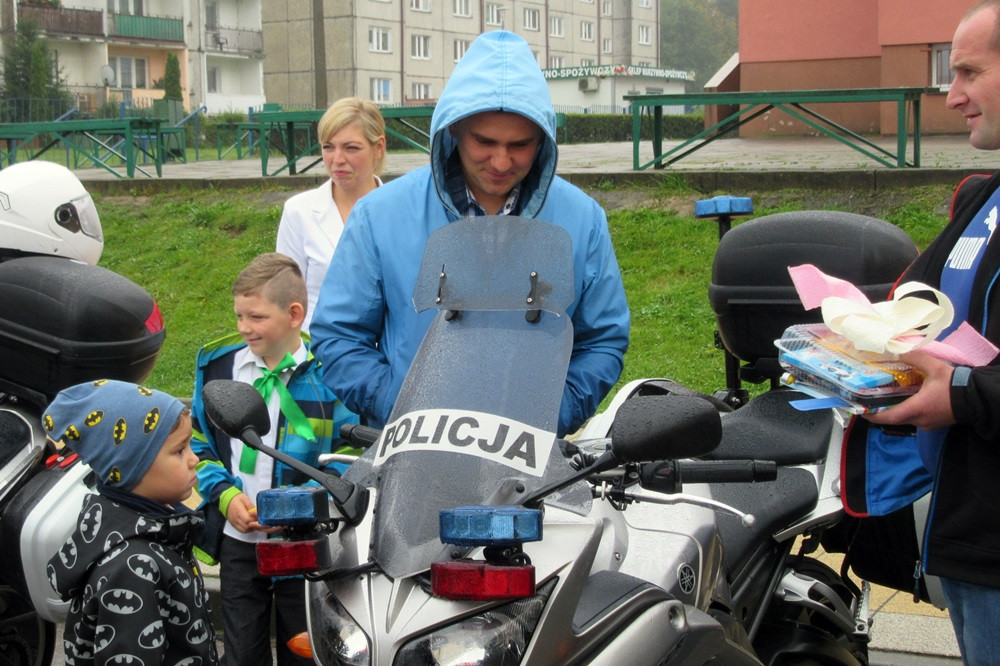 W SP nr 5 ślubowały pierwszaki, a policjanci z Gdańska i Kartuz wręczali im odblaski