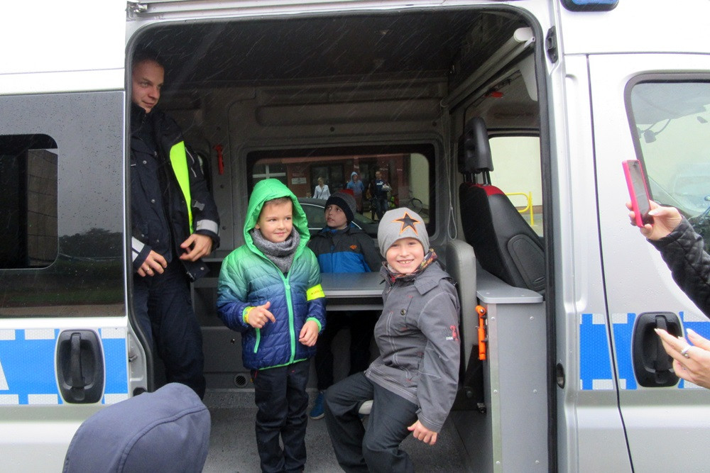 W SP nr 5 ślubowały pierwszaki, a policjanci z Gdańska i Kartuz wręczali im odblaski