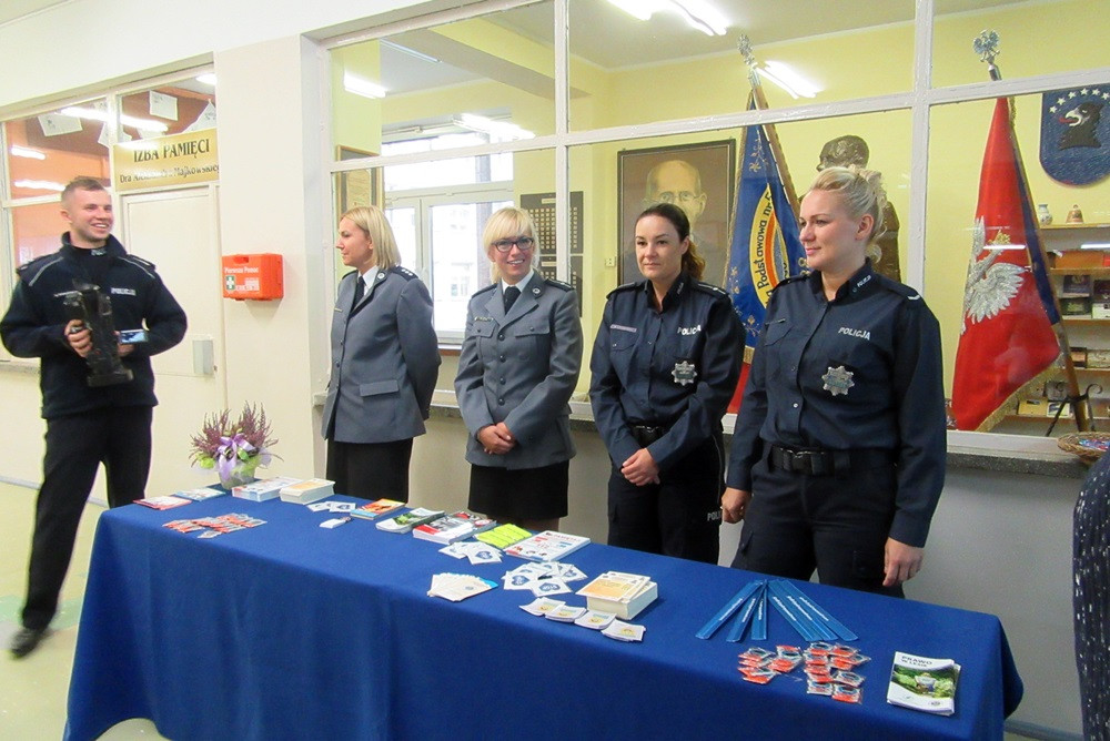 W SP nr 5 ślubowały pierwszaki, a policjanci z Gdańska i Kartuz wręczali im odblaski