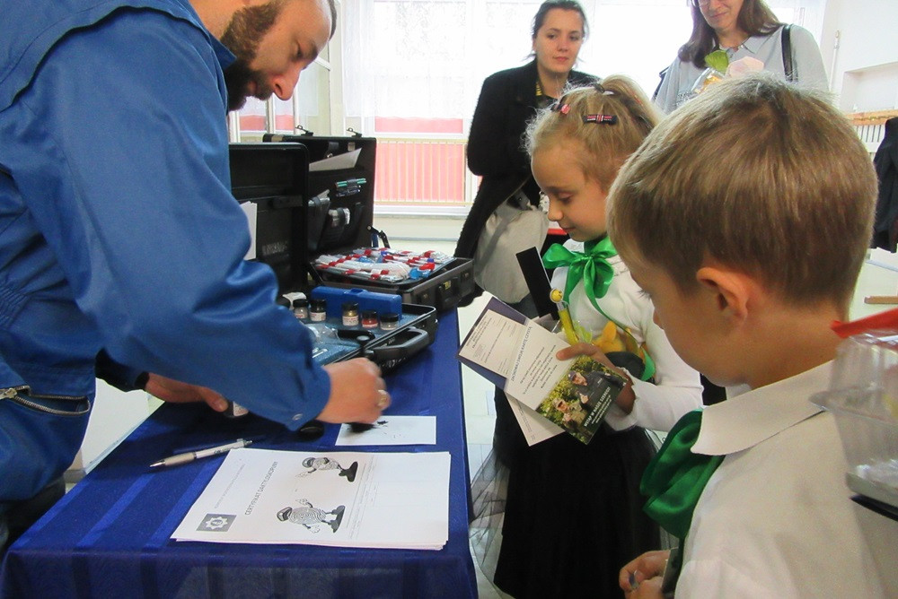 W SP nr 5 ślubowały pierwszaki, a policjanci z Gdańska i Kartuz wręczali im odblaski