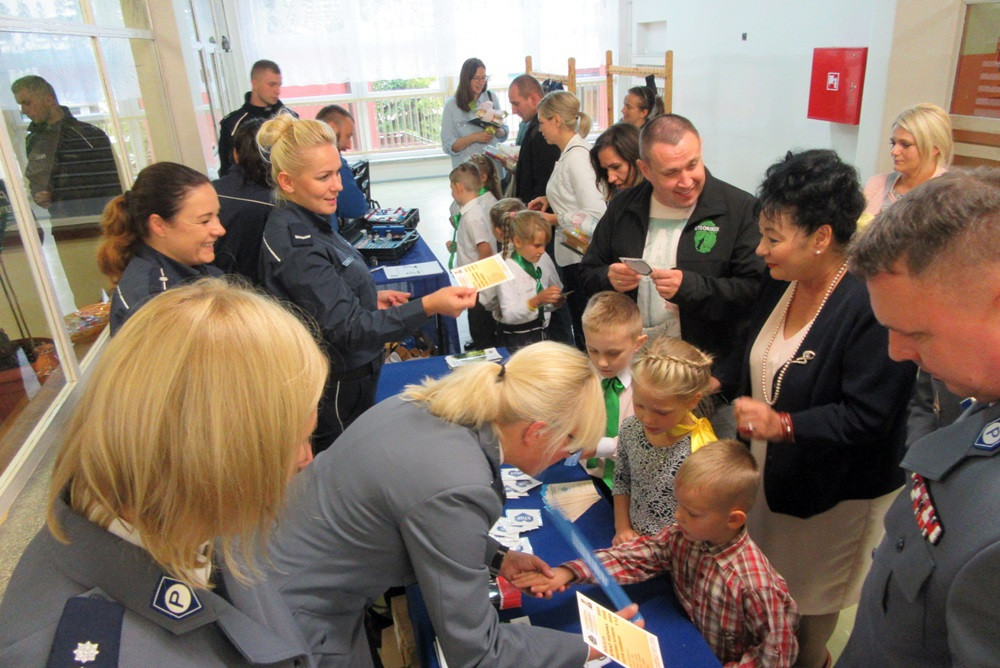 W SP nr 5 ślubowały pierwszaki, a policjanci z Gdańska i Kartuz wręczali im odblaski