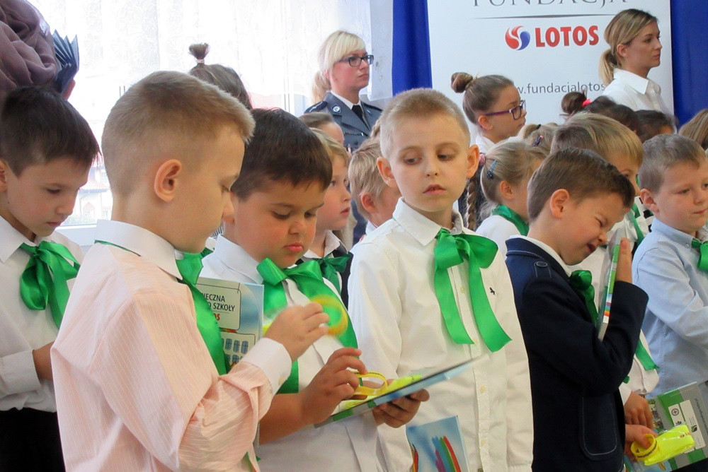 W SP nr 5 ślubowały pierwszaki, a policjanci z Gdańska i Kartuz wręczali im odblaski