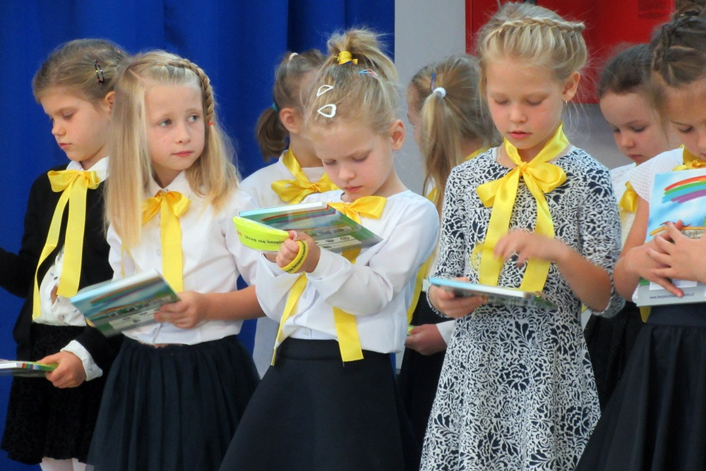 W SP nr 5 ślubowały pierwszaki, a policjanci z Gdańska i Kartuz wręczali im odblaski