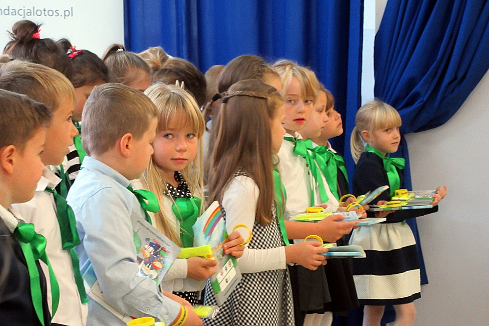 W SP nr 5 ślubowały pierwszaki, a policjanci z Gdańska i Kartuz wręczali im odblaski